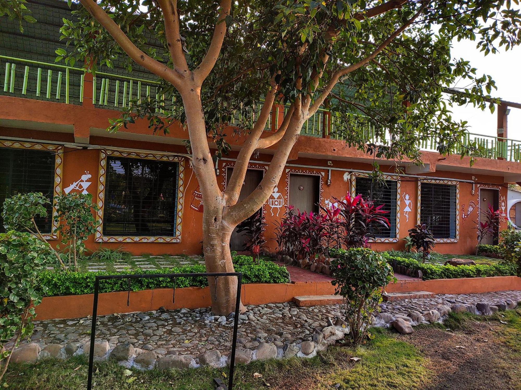 Van Vagdo Resort Rajpipla Extérieur photo
